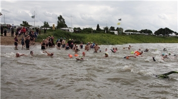 Pünktlich mit Beginn des ablaufenden Wassers gingen 73 Schwimmer und Schwimmerinnen in Sandstedt neben dem Fähranleger ins Wasser.