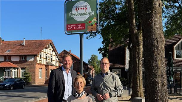 Pünktlich zum Marktstart um 8 Uhr enthüllte Bürgermeister Marc Breitenfeld das neue Hinweisschild zum Wochenmarkt an der Hindenburgstraße. Sein Dank galt Tourismusmanagerin Sandra Junge und Fachbereichsleiter Christoph Halbeck, die mit Herzblut die Idee vom Wochenmarkt vor einem Jahr in die Tat umgesetzt haben und allwöchentlich mit wechselnden Aktionen bereichern.