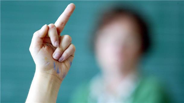 Eine Schülerin zeigt den Mittelfinger.
