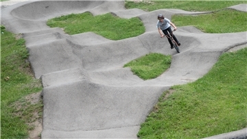 Pumptracks stehen in vielen Städten nicht nur bei Radfahrern hoch im Kurs. Die SPD/CDU/FDP-Koalition möchte im Bremerhavener Stadtteil Geestemünde eine Anlage errichten.
