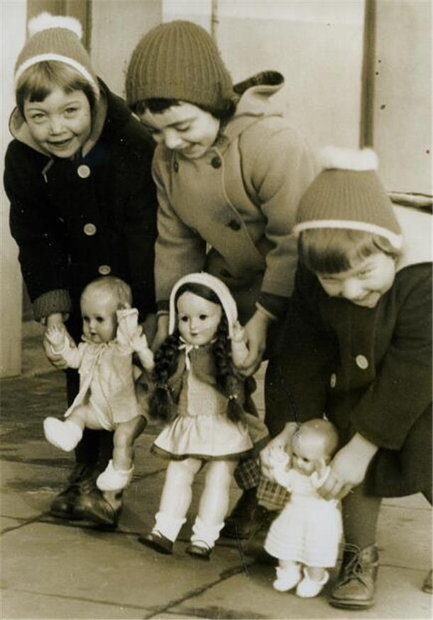 Puppen sind zum Spielen da. Diese drei Mädchen mit ihren Puppen fotografierte Fritz Frerichs im Jahr 1960.