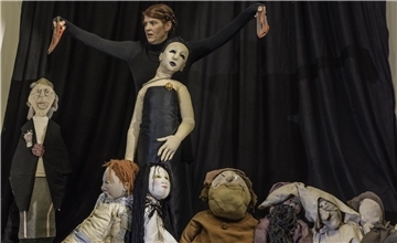  Ludmilla S. Euler, Schauspielerin, Theaterpädagogin und Spielerin im Figurentheater Bremerhaven, mit Puppen in der Aufführung Schneewittchen. 
