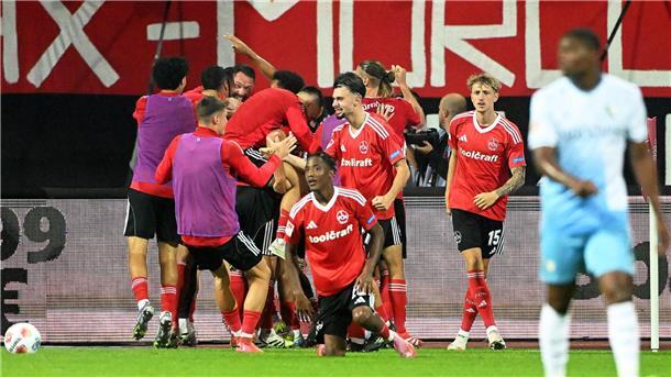 Endlich Sieger: „Miroslav Klose“-Rufe berühren den Trainer Pure Ekstase: Nürnbergs Spieler jubeln nach dem ganz späten Siegtor.
