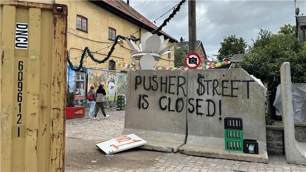 Kopenhagens Christiania will Dealer loswerden „Pusher Street is closed!“ (Die Pusher Street ist geschlossen) steht an einer Blockade in der Kopenhagener Freistadt Christiania.