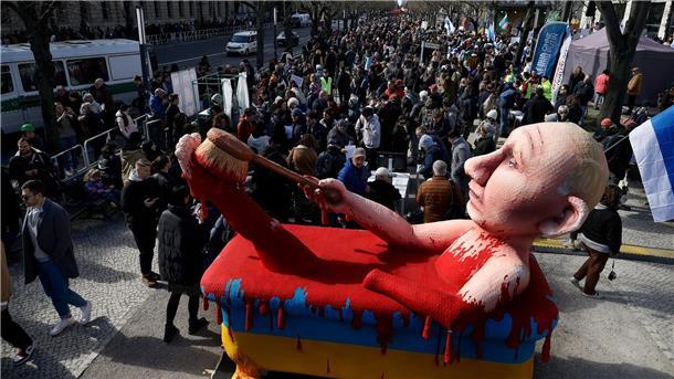 Putin-Gegner demonstrieren in Berlin.