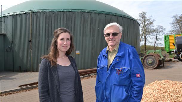 Putin kann ihnen nichts anhaben: In Moorausmoor wird mit Nahwärme aus der Biogasanlage von Familie Wesch geheizt. Anne Wesch und Wilfried Heinsohn von der Energiegenossenschaft, die im Dorf gegründet wurde, freuen sich darüber. Foto Hansen