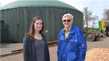 Putin kann ihnen nichts anhaben: In Moorausmoor wird mit Nahwärme aus der Biogasanlage von Familie Wesch geheizt. Anne Wesch und Wilfried Heinsohn von der Energiegenossenschaft, die im Dorf gegründet wurde, freuen sich darüber. Foto Hansen