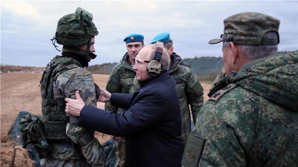 Putin kontrollierte auchdie Ausrüstung der Kämpfer.