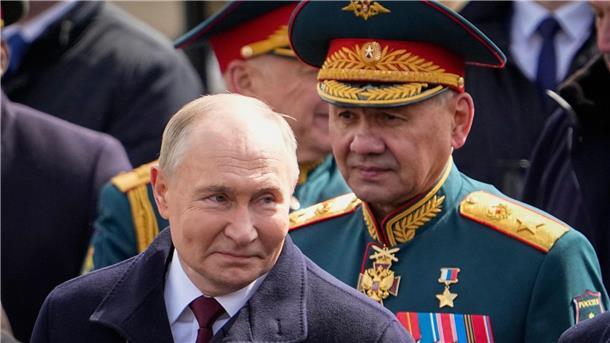 Putin ändert Machtgefüge im Kreml Putin (l) hat gesprochen: Schoigu soll nicht mehr länger Verteidigungsminister sein.