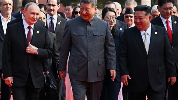 Putin und Xi philosophieren über ewiges Leben Putin und Xi philosophieren über die Kunst, noch älter zu werden.