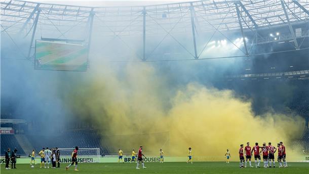 Das nächste Hochrisiko-Spiel: Wie sicher ist es im Stadion? Pyrotechnik beim Fußball-Derby zwischen Hannover 96 und Eintracht Braunschweig.
