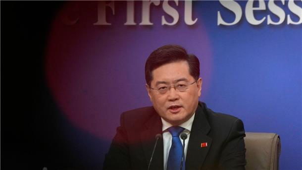 China und Japan gehen wieder aufeinander zu Qin Gang spricht während einer Pressekonferenz.