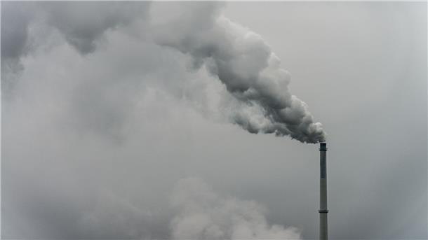 EU-Klimabeirat: Emissionen schon bis 2040 drastisch senken Qualm steigt aus dem Schornstein einer Fabrik im bayerischen Plattling.