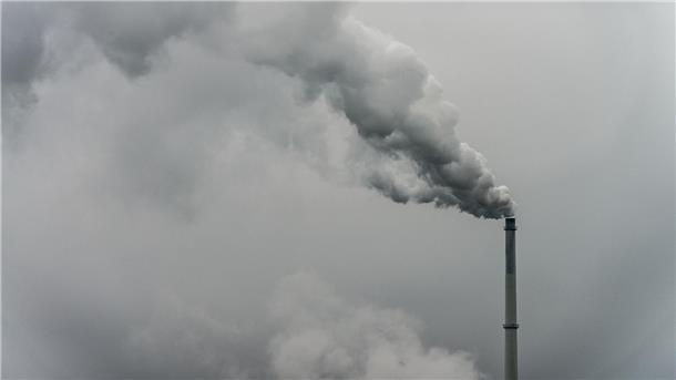 Klimaziel 2040: 90 Prozent weniger Emissionen Qualm steigt aus dem Schornstein einer Fabrik. Laut dem Europäischen Wissenschaftlichen Beirat zum Klimawandel wird zur Erreichung der EU-Klimaziele noch nicht genug getan.