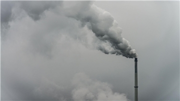 Qualm steigt aus dem Schornstein einer Fabrik. Laut dem Europäischen Wissenschaftlichen Beirat zum Klimawandel wird zur Erreichung der EU-Klimaziele noch nicht genug getan.