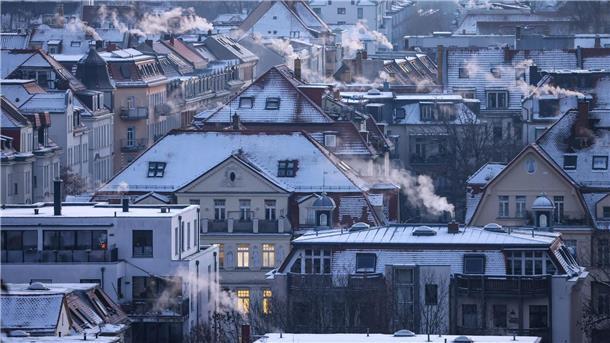 Qualm steigt aus den Schornsteinen und Abzügen an einem kalten Wintermorgen in der Leipziger Südvorstadt auf.