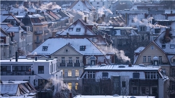 Qualm steigt aus den Schornsteinen und Abzügen an einem kalten Wintermorgen in der Leipziger Südvorstadt auf.