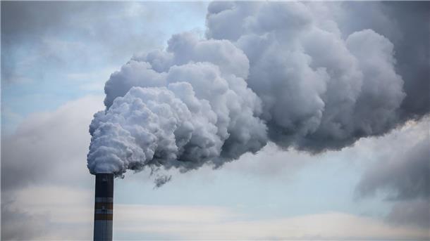 Grünen-Spitze will Kurswechsel bei CO2-Speicherung Qualmender Industrieschlot. Die Grünen wollen weiter möglichst schnell raus aus fossilen Energieträgern. In einigen wenigen Bereichen werde es aber auch in Zukunft Emissionen geben, die schwer oder unter Umständen gar nicht zu vermeiden seien, heißt es im Entwurf des Wahlprogramms.