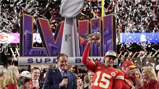 Quarterback Patrick Mahomes von den Kansas City Chiefs feiert den Sieg.