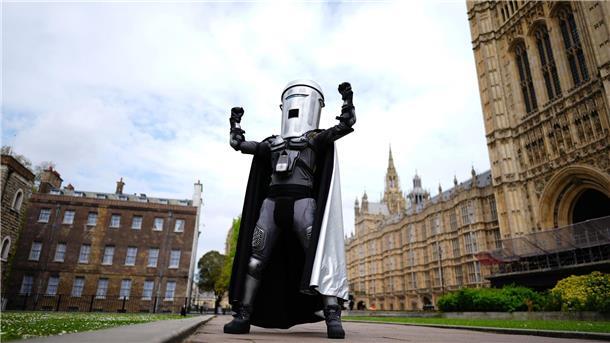„Graf Mülltonnengesicht“ will das Londoner Rathaus stürmen Quatschkandidaten wie Count Binface alias Komiker Jon Harvey haben in Großbritannien Tradition.