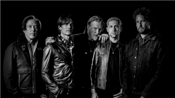 Queens of the Stone Age mit Frontmann Josh Homme (m.).