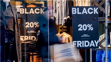 Rabatte, Rabatte, Rabatte: Viele Händler werben rund um den Black Friday mit Angeboten.