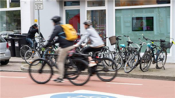 Fahrrad-Stadt: Bremen bei Befragung ganz vorne Radfahrer fahren durch die Bremer Innenstadt.
