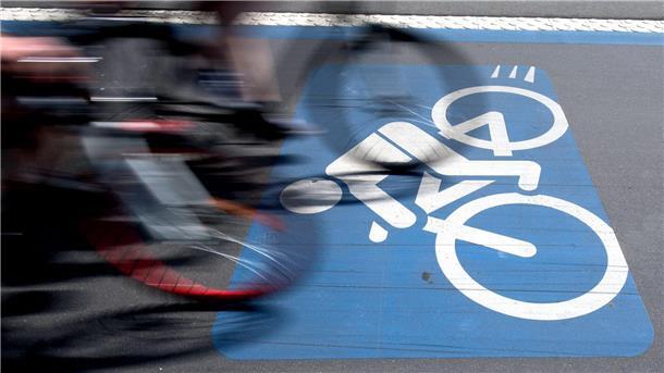Bürgerentscheid: Göttingen soll Radverkehr voranbringen Radfahrer sind auf dem eRadschnellweg in Göttingen unterwegs.