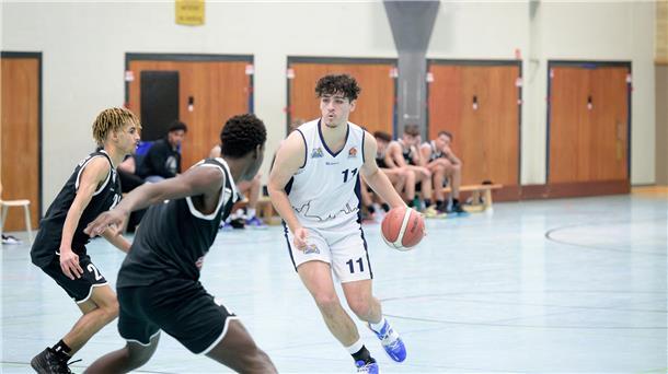 Radouan Aberkane (rechts) trifft mit den U19-Eisbären am Sonntag auf die Bayer Giants Leverkusen.