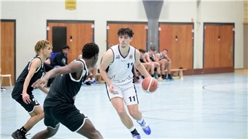 Radouan Aberkane (rechts) trifft mit den U19-Eisbären am Sonntag auf die Bayer Giants Leverkusen.