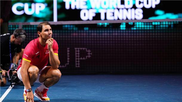 Rafael Nadal verfolgt gerührt die Videobotschaften langjähriger Weggefährten.