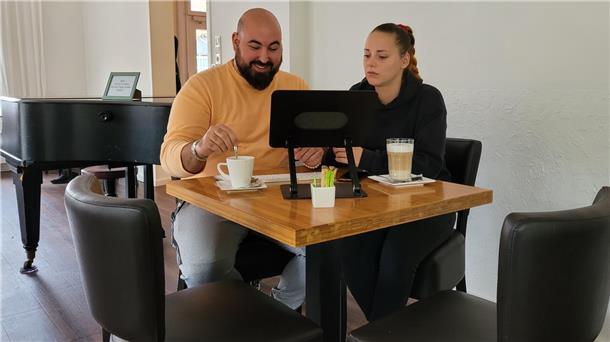 Rafael Pascoa übernimmt die Geschäftsführung im Eiscafé Dahl in Wremen. Seine Freundin Jasna Reinelt berät ihn bei allen Fragen, die kurz vor der Eröffnung am 1. November anstehen.