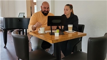 Rafael Pascoa übernimmt die Geschäftsführung im Eiscafé Dahl in Wremen. Seine Freundin Jasna Reinelt berät ihn bei allen Fragen, die kurz vor der Eröffnung am 1. November anstehen.