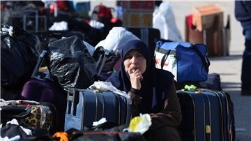 Rafah ist der einzige nicht von Israel kontrollierte Zugang zu Gaza im Nordosten Ägyptens: Palästinenser warten darauf, den Rafah-Übergang zu passieren.