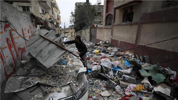 Harte Arbeit an Feuerpausen-Deal im Gaza-Krieg Rafah liegt in Trümmern. Die Hamas hält an ihrer Forderung nach einer permanenten Feuerpause fest, auf die Israel nicht eingehen will.