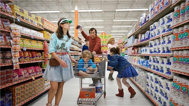Satire „Weißes Rauschen“ mit Adam Driver bei Netflix Raffey Cassidy als Denise (l-r), Dean Moore/Henry Moore als Wilder, Sam Nivola als Heinrich, Adam Driver als Jack, Greta Gerwig als Babette und May Nivola als Steffie in einer Szene aus „Weißes Rauschen“.