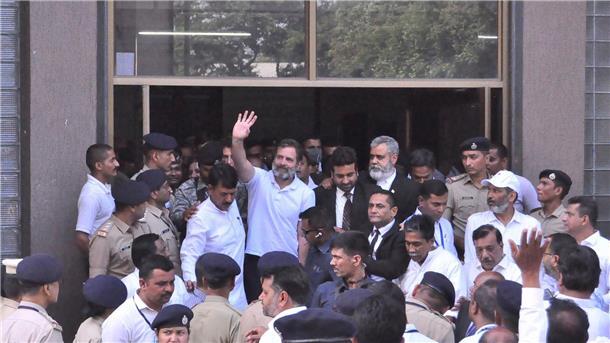 Indien: Urteil gegen Oppositionsführer Gandhi ausgesetzt Rahul Gandhi (M.) winkt seinen Anhängern zu: Er Urenkel von Indiens erstem Premierminister Jawaharlal Nehru und Enkel der späteren Regierungschefin Indira Gandhi.