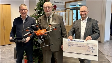 Raiba-Vorstand Peter Beck (rechts) überreichte den symbolischen Scheck an Rolf Grabhorn (Mitte) und Rolf Kloppenburg vom Hegering Abbehausen-Seefeld-Esenshamm.