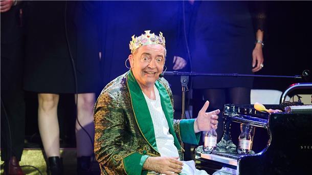 „Halleluja“ in Berlin: Rainald Grebes Waldbühnenshow Rainald Grebe singt beim Konzert „Halleluja Berlin – Das Konzertspektakel“ in der Waldbühne.