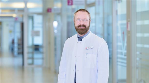 Rainer Dubbels ist Leiter der Krankenhaus-Apotheke im Klinikum Bremerhaven und kennt sich gut mit den Corona-Medikamenten aus.