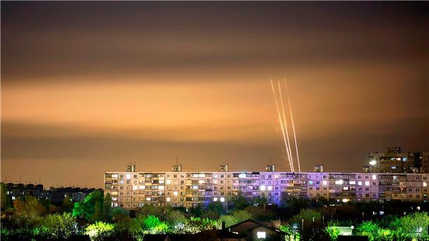 Raketen aus der russischen Region Belgorod gegen die Ukraine abgefeuert - fotografiert von Charkiw (Ukraine) aus.
