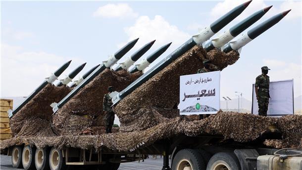 Waffenruhe läuft im Jemen ohne Verlängerung aus Raketen bei einer Militärparade in Sanaa. Nach dem Ende der Waffenruhe gibt es bereits Berichte über erneute Gefechte in mehreren Provinzen.