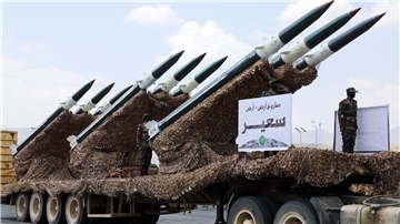 Raketen bei einer Militärparade in Sanaa. Nach dem Ende der Waffenruhe gibt es bereits Berichte über erneute Gefechte in mehreren Provinzen.