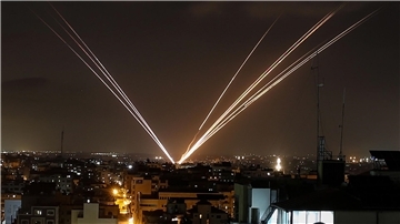 Raketen, die am Samstag aus dem Gazastreifen abgefeuert wurden, fliegen in Richtung Israel.