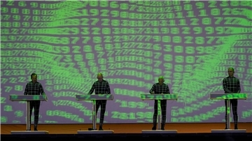 Ralf Hütter (l-r), Henning Schmitz, Fritz Hilpert und Falk Grieffenhagen von Kraftwerk  auf der Bühne.
