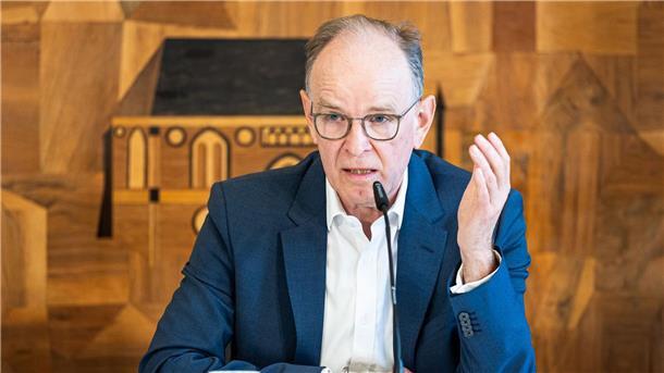 Landesbischof: Fehler bei Aufarbeitung sexualisierter Gewalt Ralf Meister, Landesbischof der evangelisch-lutherischen Kirche Hannover, spricht auf einer Pressekonferenz.