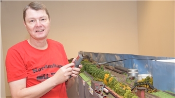 Ralf Tönjes stellt eine 16 Meter lange Modelleisenbahn in Nordenham aus.