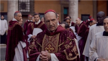 Ralph Fiennes als Kardinal Lawrence in einer Szene des Films „Konklave“.