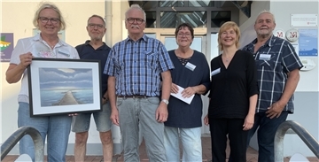 Ralph Krümpelmann (3. von links) hat dem Förderkreis eine Spende von 5.000 Euro überwiesen. Mit einem Bild bedankten sich dafür Ina Korter, Klaus Turmann, Martina Geberzahn, Dr. Anika Seyfferth und Ditmar Oetjen.