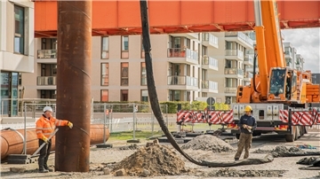 Rammarbeiten: Die Rohe sind echt riesig, wie man am Vergleich mit dem Bauarbeiter sieht.